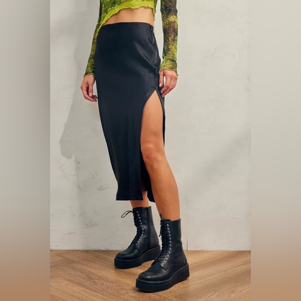 New with tags edy midi skirt urban outfitters black satin